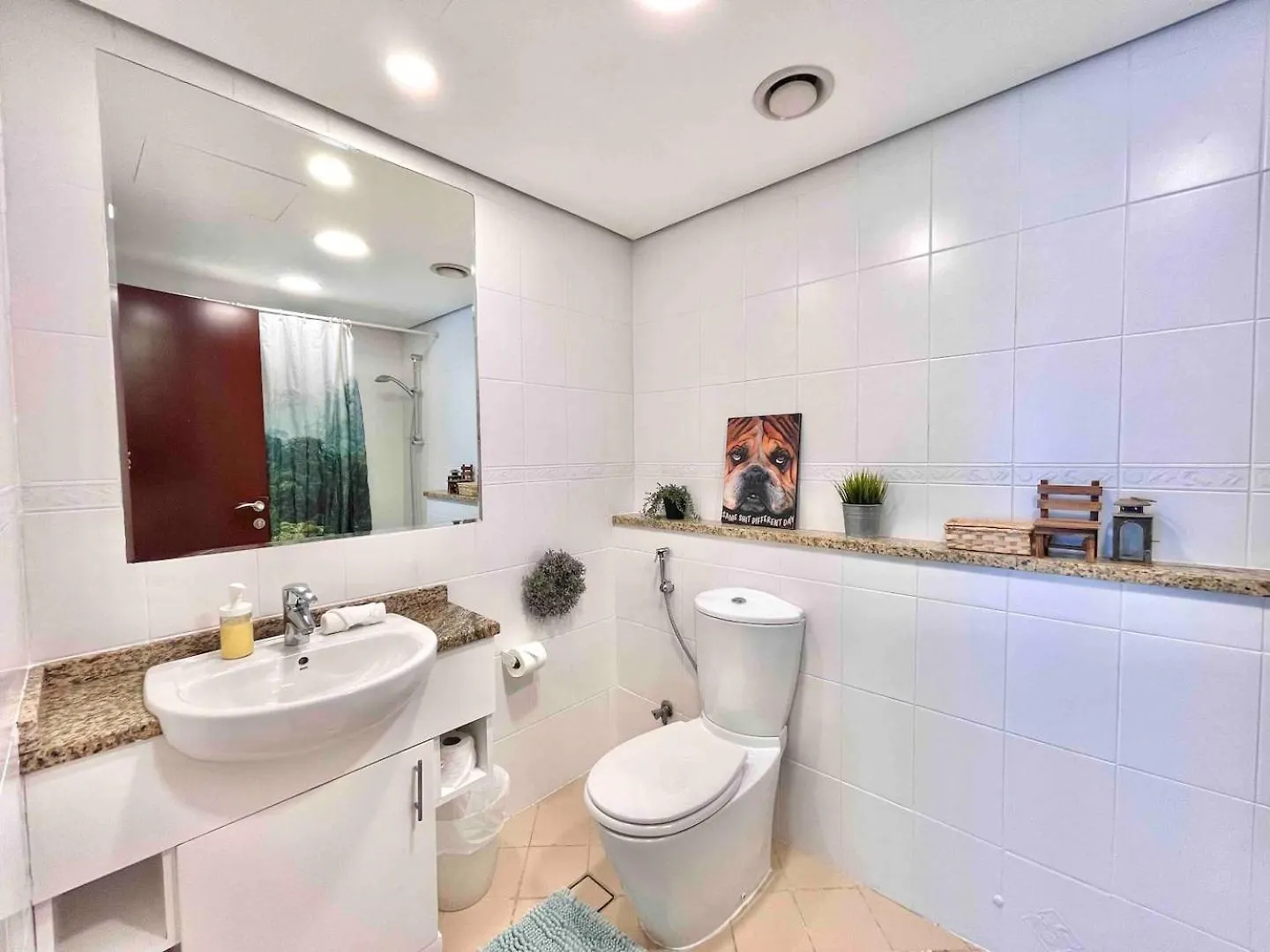 Urban Oasis Stylish Loft Abundant Natural Light Dubaj