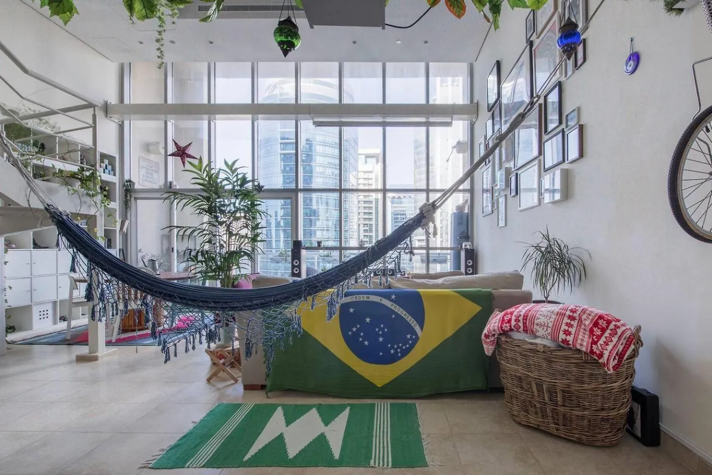 Urban Oasis Stylish Loft Abundant Natural Light Dubaj