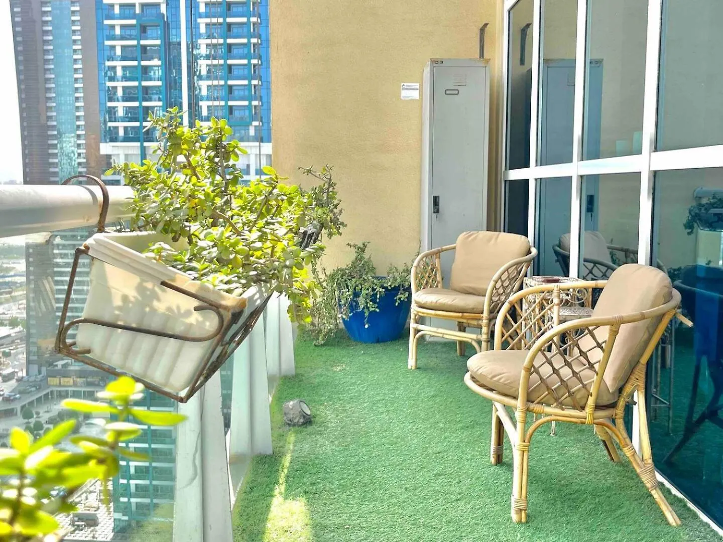 Hotel Urban Oasis Stylish Loft Abundant Natural Light Dubai
